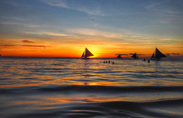 Silhouette Paysage Coucher De Soleil Dans La Mer Et Le