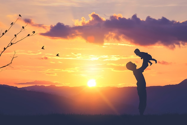 Silhouettes De Bébé Père Et Fils Jouent Au Coucher Du Soleil | Photo