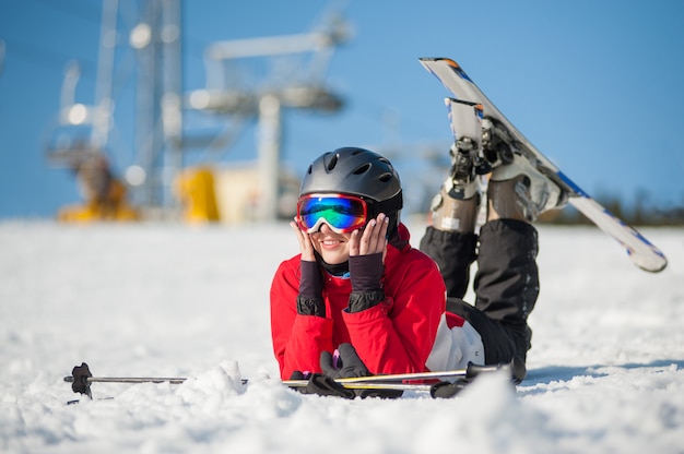 Skieur Femme  Couch e Avec Des Skis  Sur La Neige Au Sommet 