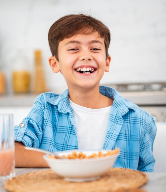 Smiley Garcon Prendre Son Petit Dejeuner Le Matin Photo Gratuite