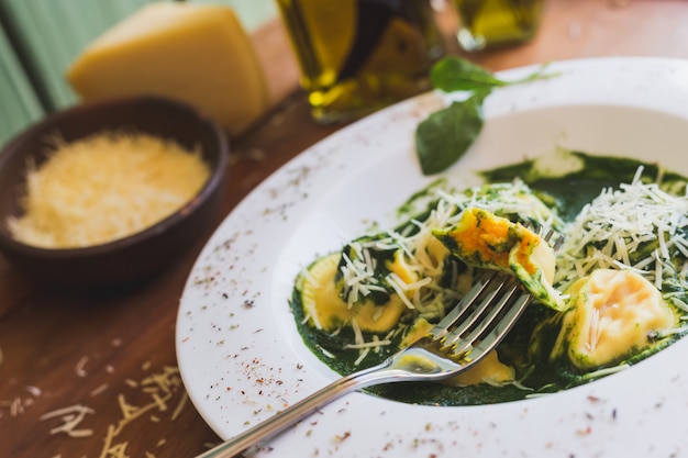 Sorrentino Au Parmesan Et à L'huile D'olive Sur Une Table En Bois Photo Premium