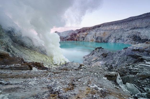  Soufre  br l  dans le lac  de crat re bleu   kawah ijen 