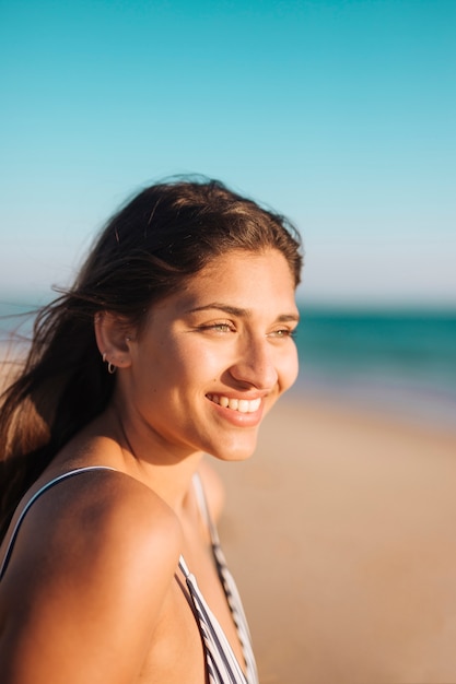 Souriant Belle Femme Sur La Plage De Sable Fin Télécharger