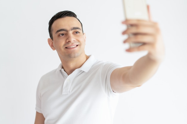 Souriant Jeune  Homme  Prenant Selfie  Photo Sur Smartphone 