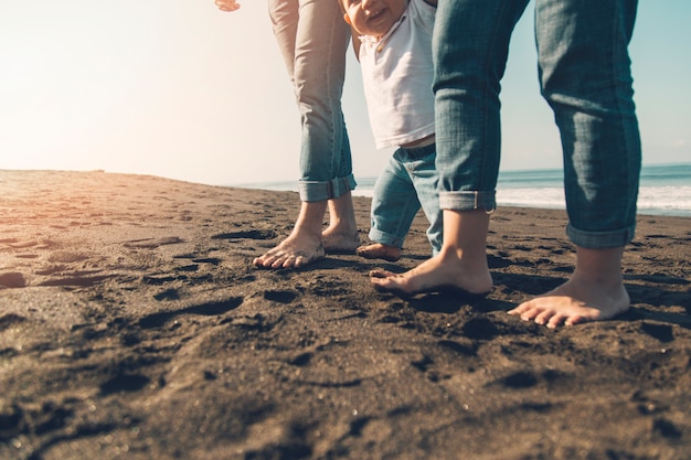 Sourire Bébé Fait Ses Premiers Pas Avec Ses Parents Sur La