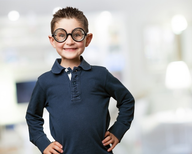 Sourire garçon posant avec fausses lunettes Photo gratuit