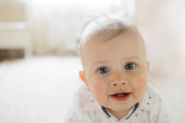 Sourire Mignon Bebe Aux Yeux Bleus Photo Gratuite