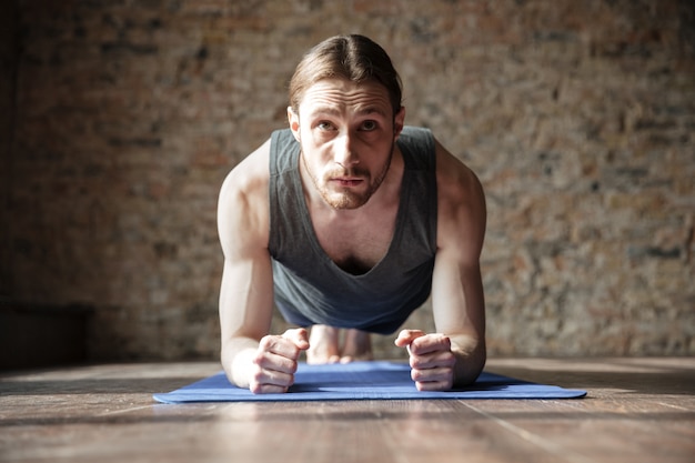 Sportif Fort Srieux Dans La Salle De Gym Faire Des Exercices De Yoga