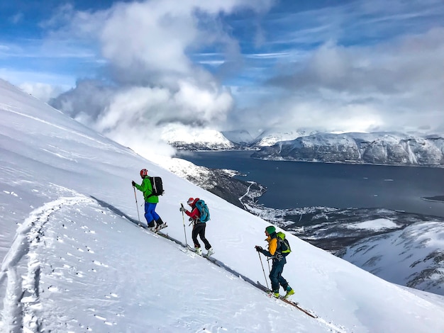 Sports D Hiver Groupe Marchant Dans La Neige Ski De Randonnee Fjord De Norvege Montagne Photo Premium