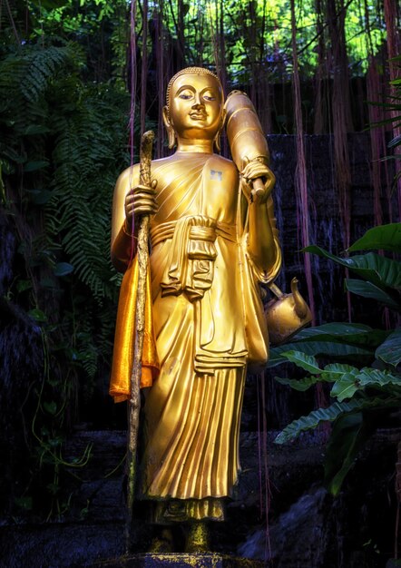 Statue Dor e De  Bouddha  Et Petite Cascade Artificielle Sur 