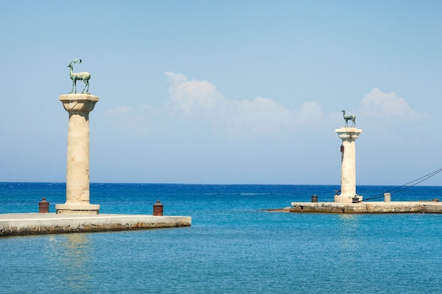 Statues De Cerfs à L'entrée Du Port De Mandraki, île De Rhodes, Grèce