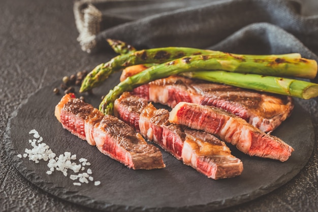 Steak De Boeuf Grill Aux Asperges Photo Premium