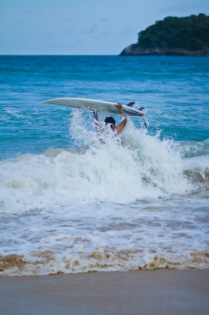 Surfeur Transportant La Planche  De Surf   La Plage Photo  