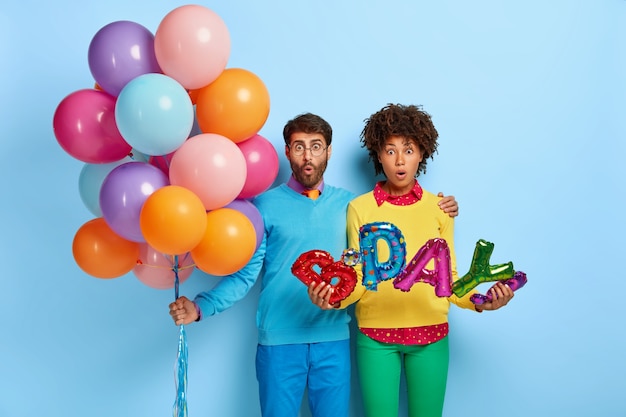 Surpris Deux Femme Et Homme Multiethniques Viennent Feliciter Un Ami Avec Un Anniversaire Ou Un Anniversaire Photo Gratuite