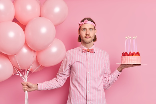 Surpris Homme Fete Son Anniversaire Tient Un Bouquet De Ballons Et Un Gateau Aux Fraises Habille