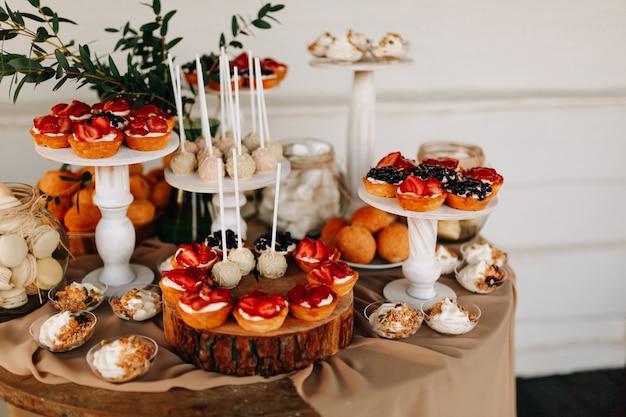 Sweet Bar De Mariage D Automne Gateau Cupcakes Douceur Et Fleurs Photo Premium