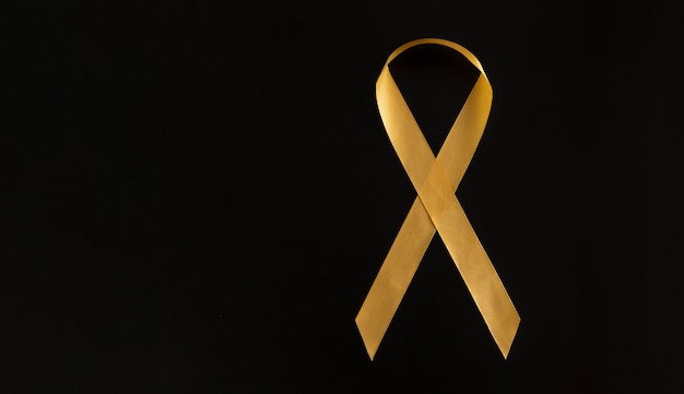 Un Symbole De La Lutte Contre Le Cancer Infantile Aller Bebe Cancer Or Espace Pour Le Texte Photo Premium