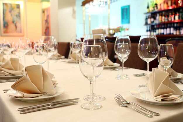 Table De Banquet Avec Restaurant Servant | Photo Gratuite