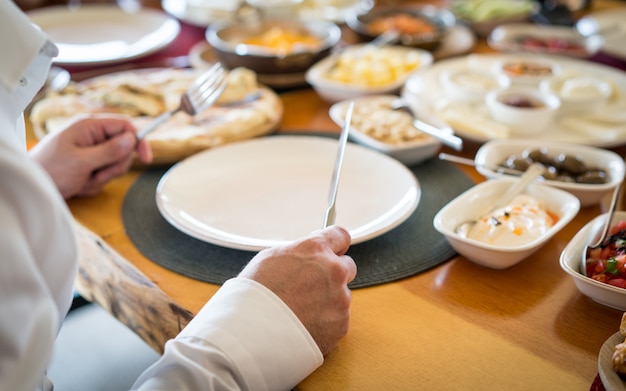 Table de mariage de luxe alimentaire à l'hôtel ou au restaurant Photo Premium