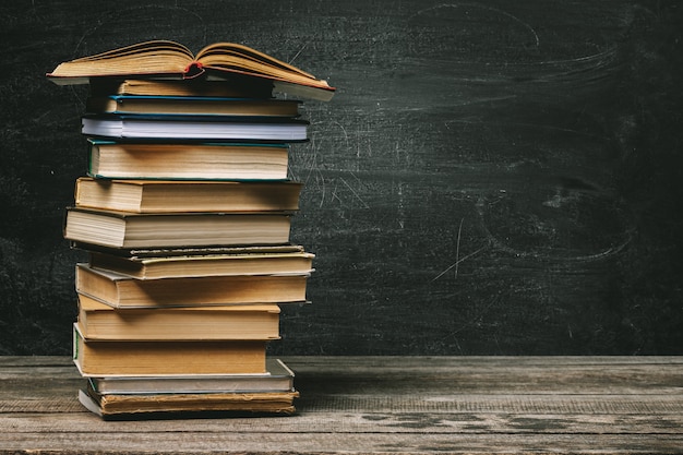 Tableau D’école Avec Une Pile De Livres | Photo Premium