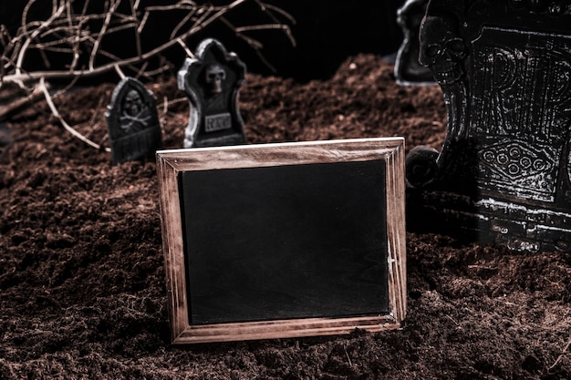 Tableau vide sur le cimetière d'halloween Photo gratuit