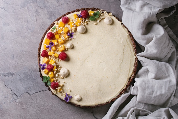 Tarte Au Chocolat A La Mangue Et Aux Framboises Photo Premium