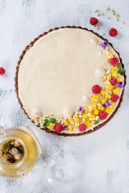 Tarte Au Chocolat A La Mangue Et Aux Framboises Photo Premium