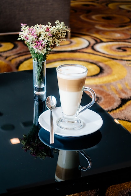 Tasse à Café Chaud à Latte Sur Table Photo Gratuite 