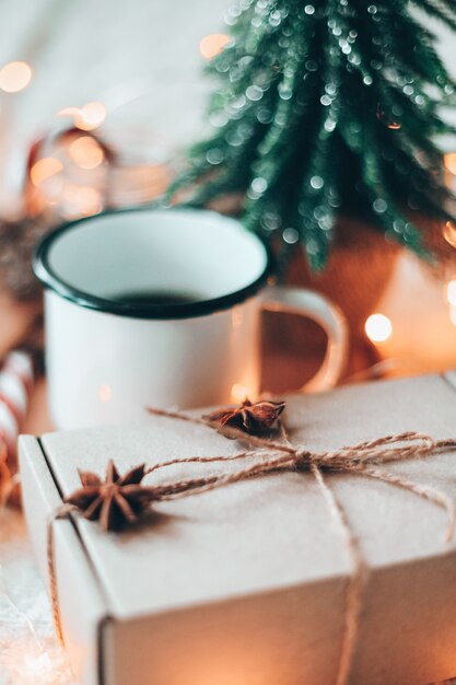 Tasse à Café Et Décorations De Noël à La Maison | Photo Premium