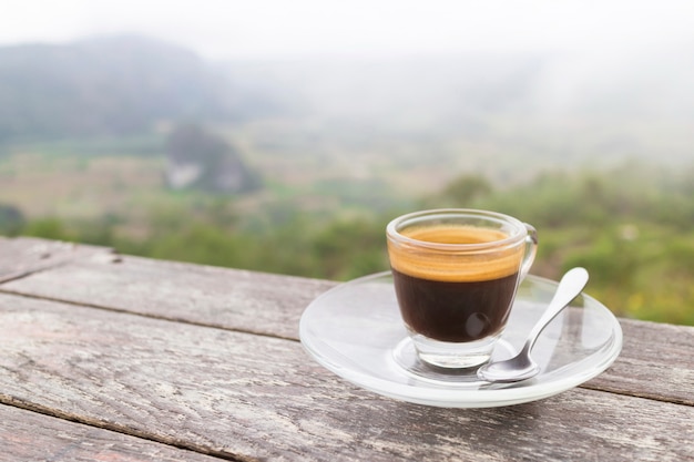 Tasse De Cafe Du Matin Sur La Table En Bois Avec La Montagne Au Lever Du Soleil Et La Mer De Brouillard Image Avec Espace De Copie Photo Premium