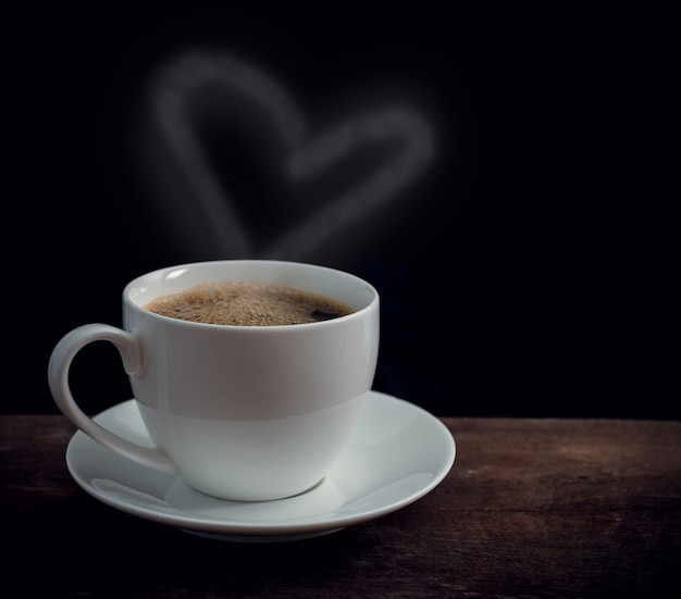 Download Tasse De Café Avec De La Fumée En Forme De Coeur Sur Une ...