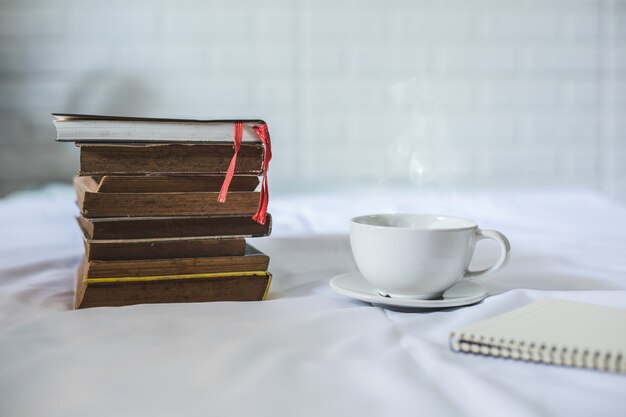  Tasse  de caf  et un livre sur un lit tasse  blanche avec 