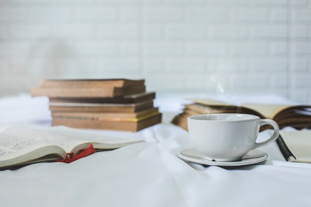  Tasse  de caf  et un livre sur un lit tasse  blanche avec 