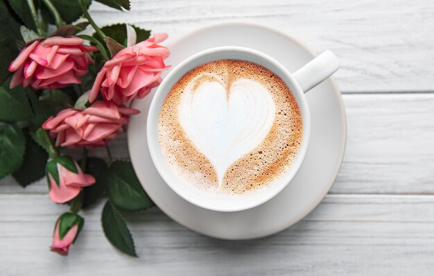 Une Tasse De Cafe Avec Motif Coeur Photo Premium