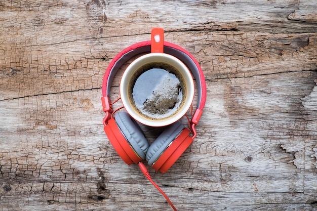 Tasse à café rouge, écouteurs rouges et biscuits au chocolat sur la table en bois. vue de dessus. café avec concept chirstmas. Photo gratuit