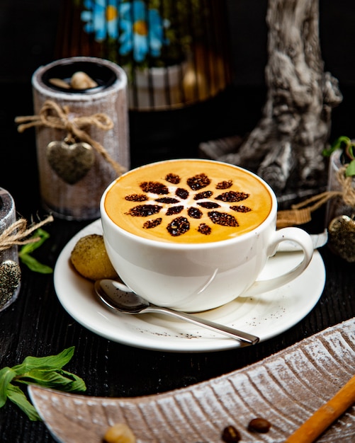 Une tasse de cappuccino à décor floral de cacao. Photo gratuit
