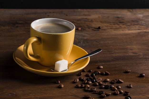 Download Tasse Jaune De Café Et Assiette Avec Un Cube De Sucre ...