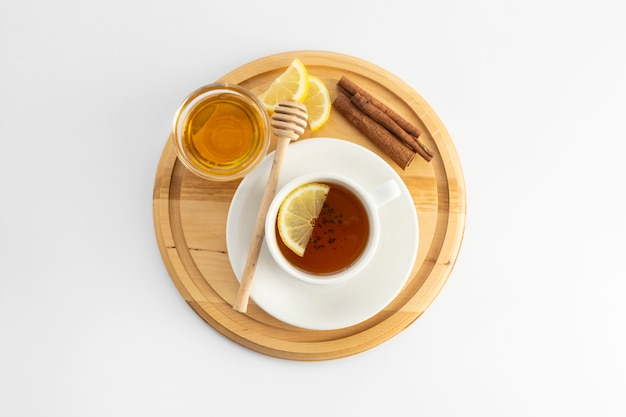 Tasse à thé au citron et au miel sur un blanc. tasse de thé chaud isolé, vue de dessus plat poser. lay plat. boisson d'automne, d'automne ou d'hiver. fond Photo Premium