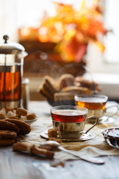 Tasse De Thé Chaud Sur Une Table Sur Une Feuille Dorange Confortable Concept Daccueil 