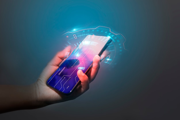 Technologie de main d'homme d'affaires avec les médias numériques et sociaux Photo Premium