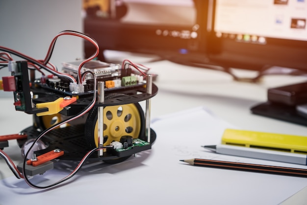 Technologie de robot et concept de classe d’enseignement stem: programmes d’apprentissage des programmes d’éclairages del brillants de robots Photo Premium