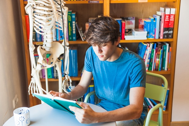  Teen  Boy  Lecture De Livre  La Table  De La Biblioth que 