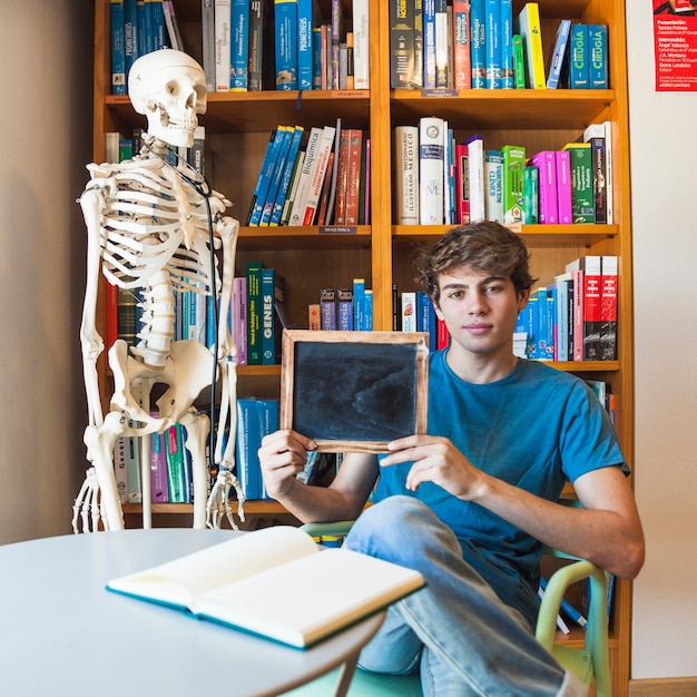  Teen  Gar on  Montrant Le Tableau  Noir Dans La Biblioth que 