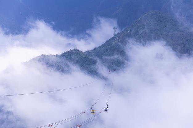 Le Téléphérique électrique Va Au Sommet De La Montagne