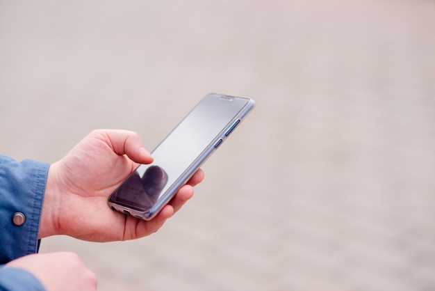 Téléphone mains homme jeune pour la recherche d'éduquer sur internet. banque en ligne, vue horizontale de la sécurité internet Photo Premium