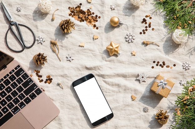 Téléphone portable et décoration de noël et du nouvel an sur un textile Photo Premium