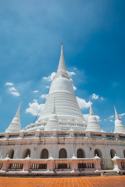 Temple blanc du patrimoine mondial à bangkok Photo gratuit