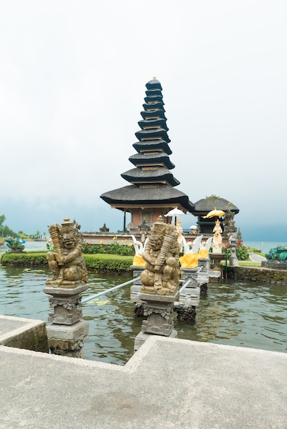  Temple  De L  eau  Au Lac Bratan Photo Gratuite