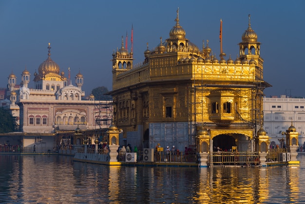 Le temple d'or d'amritsar, au pendjab, en inde, l'icône la plus sacrée et le lieu de culte de la religion sikh Photo Premium
