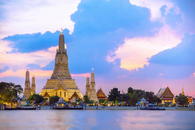 Temple Wat Arun Pendant Le Coucher Du Soleil A Bangkok En Thailande L Un Des Monuments Celebres De Bangkok Thaila Photo Premium